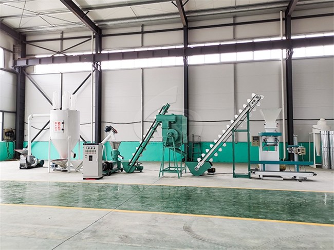 500kg/H Poultry Feed Pellet Machine For Small / Medium Farms ISO Approval