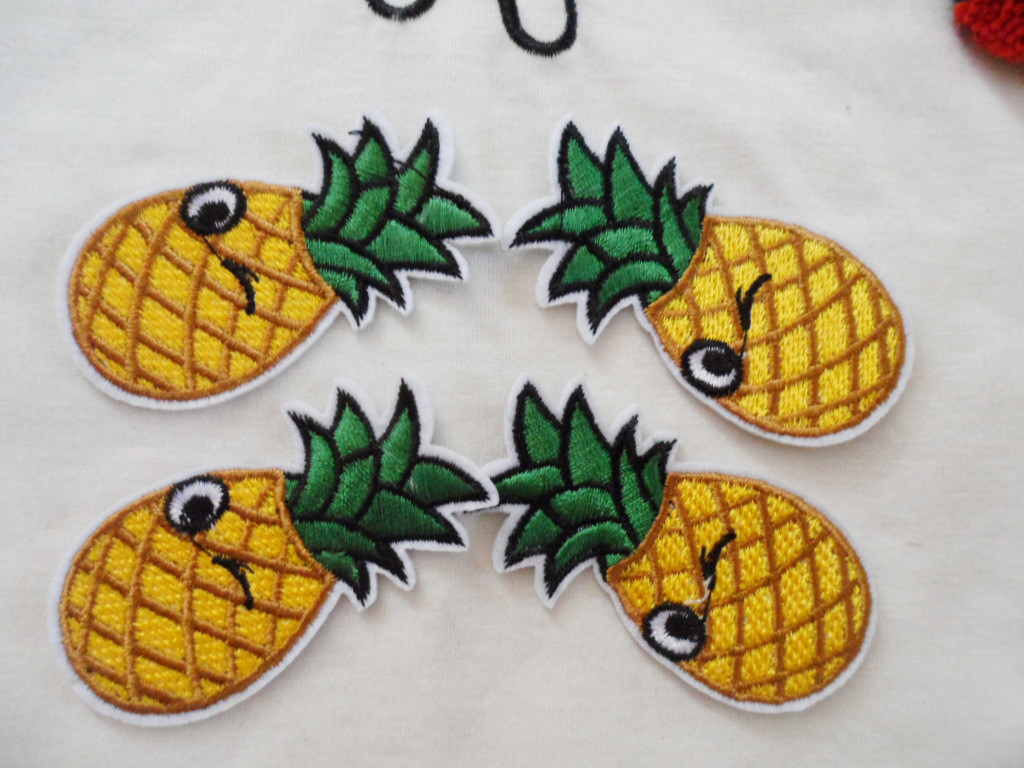 Hot Fix Motif Gold Embroidery Applique as Chinese Knot Picture