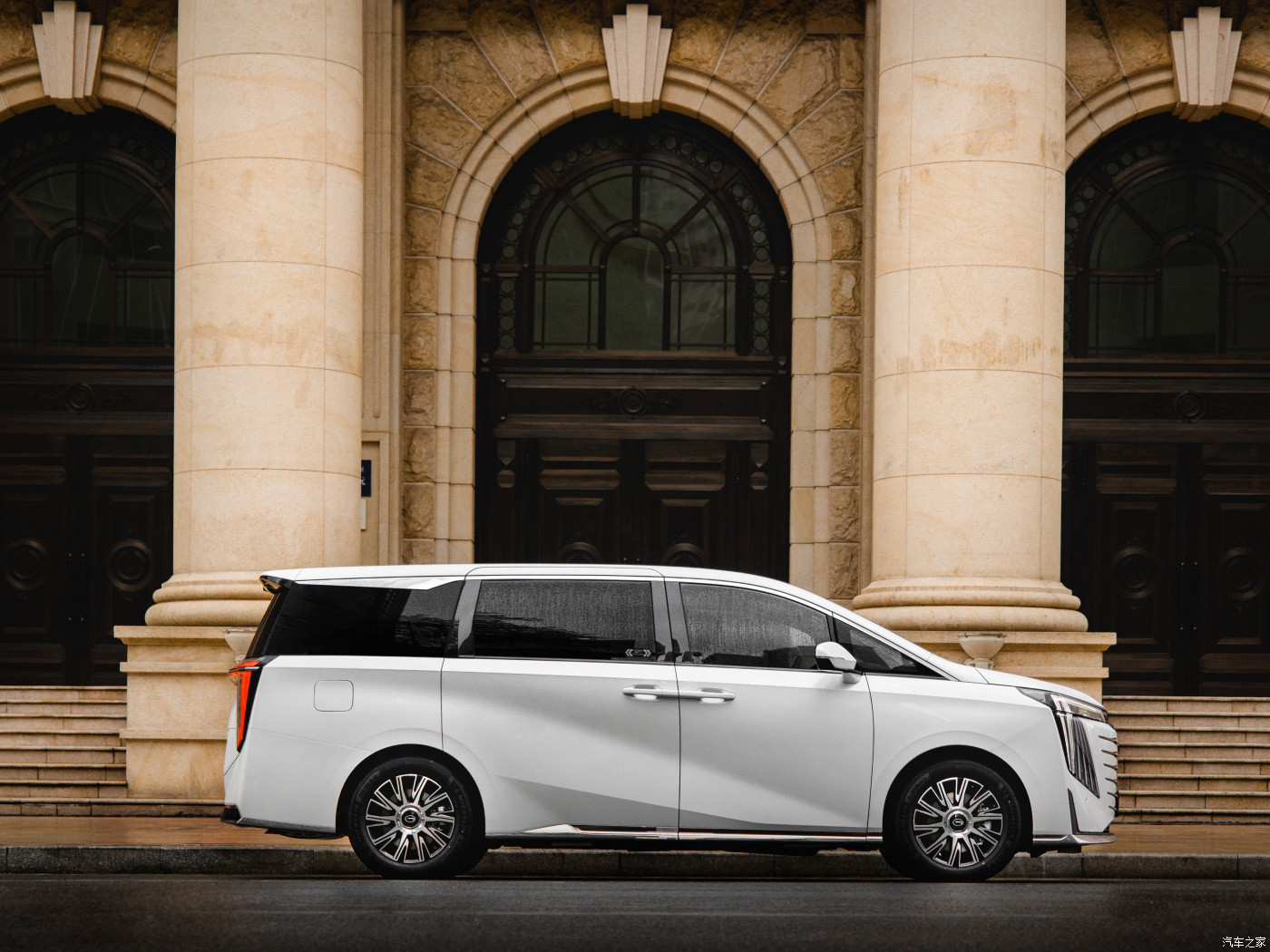 GAC Trumpchi E9 Fully Electric Car MPV Plug In Hybrid Engine 2.0T