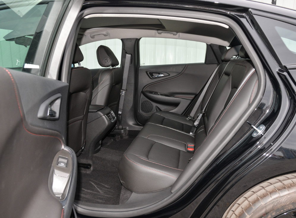 Gasoline Chevrolet Malibu Sedan Car 5 Seat Two Wheel Drive 4×2