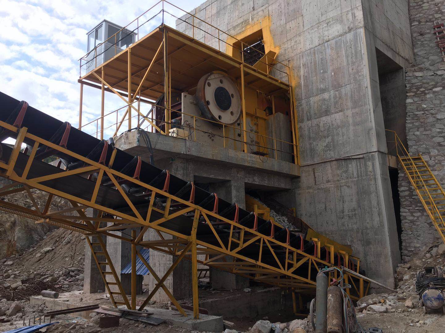 Mining Granite Basalt Hard Rock Stone Yellow Jaw Crusher AC Motor