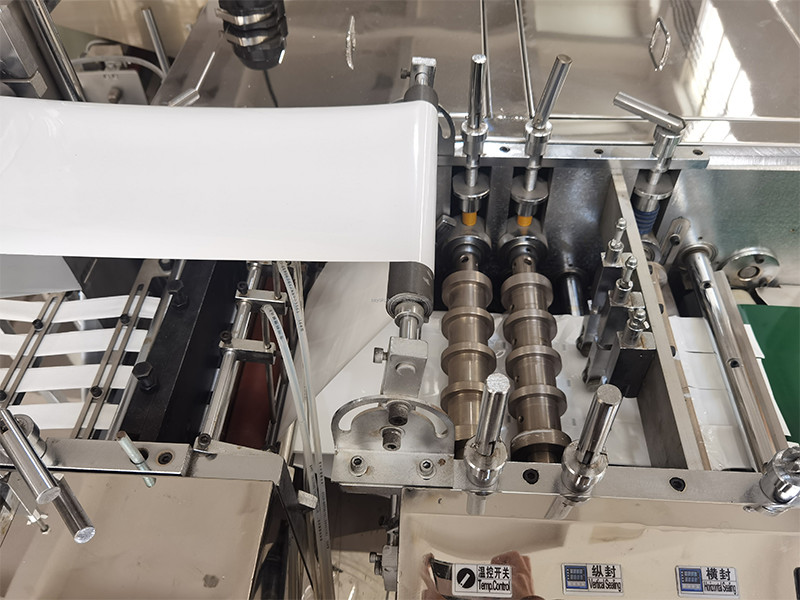 Mechanical Driven Alcohol Prep Pad Machine Disposable Single Alcohol Pad Machine