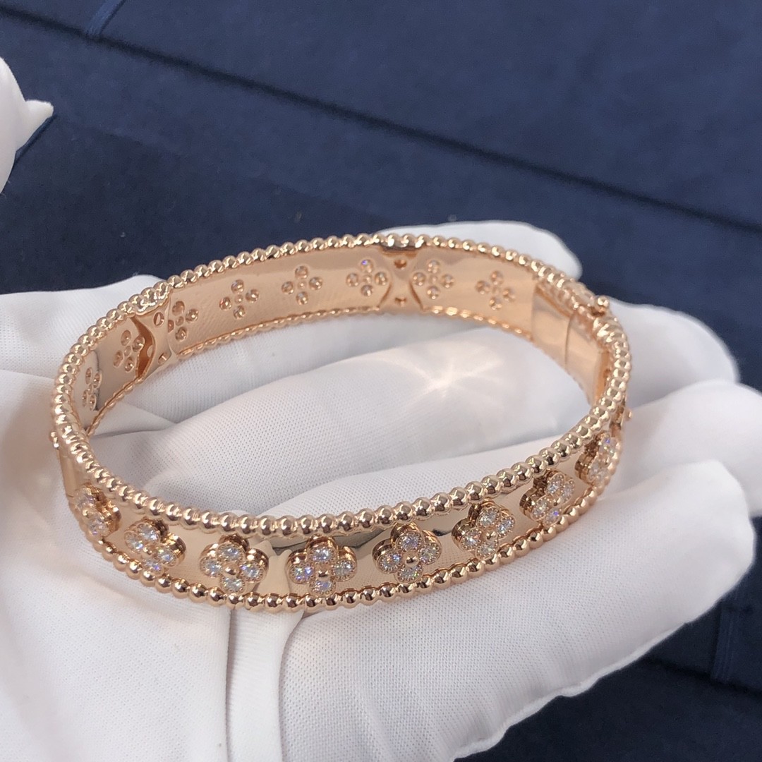 Customization Gorgeous 18k Gold Van Cleef & Arpels PerléE Clovers Bracelet Small Model