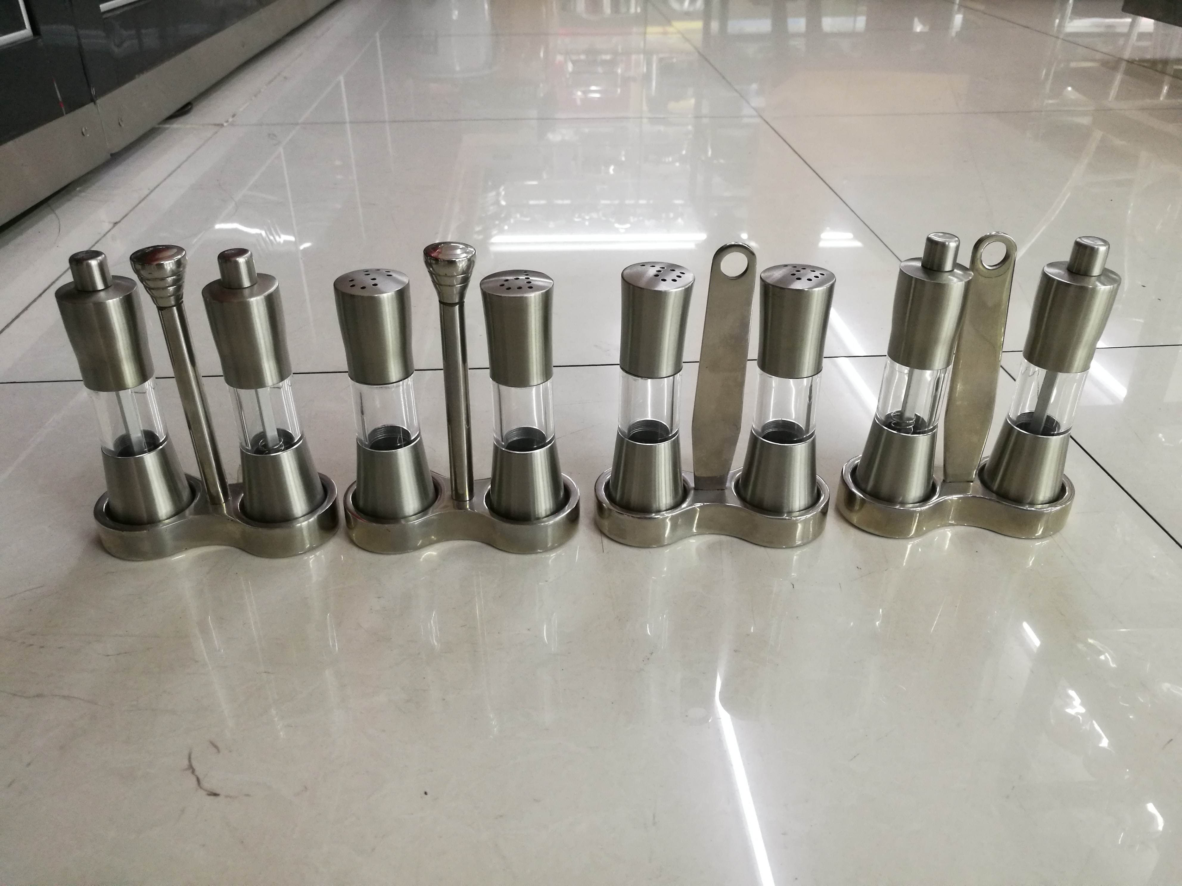 Stainless Steel Salt And Pepper Shaker And Mill , Commercial Buffet Supplies 2 Pieces Flavour Bottles Set With Handle