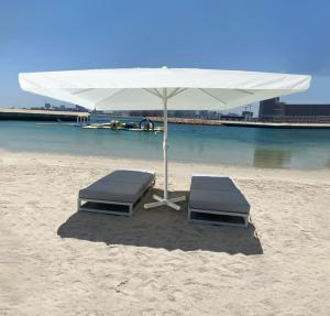 China Strong And Big Size Beach Parasol Coffee Shop Sunshade Umbrella wholesale