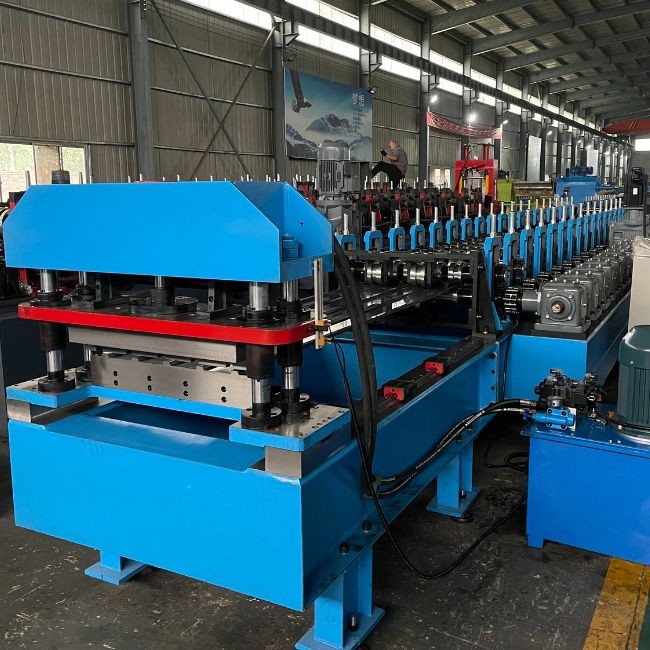 0.3-0.8mm Thickness Roll Former Machines For Roofing / Wall Cladding 50Hz Frequency