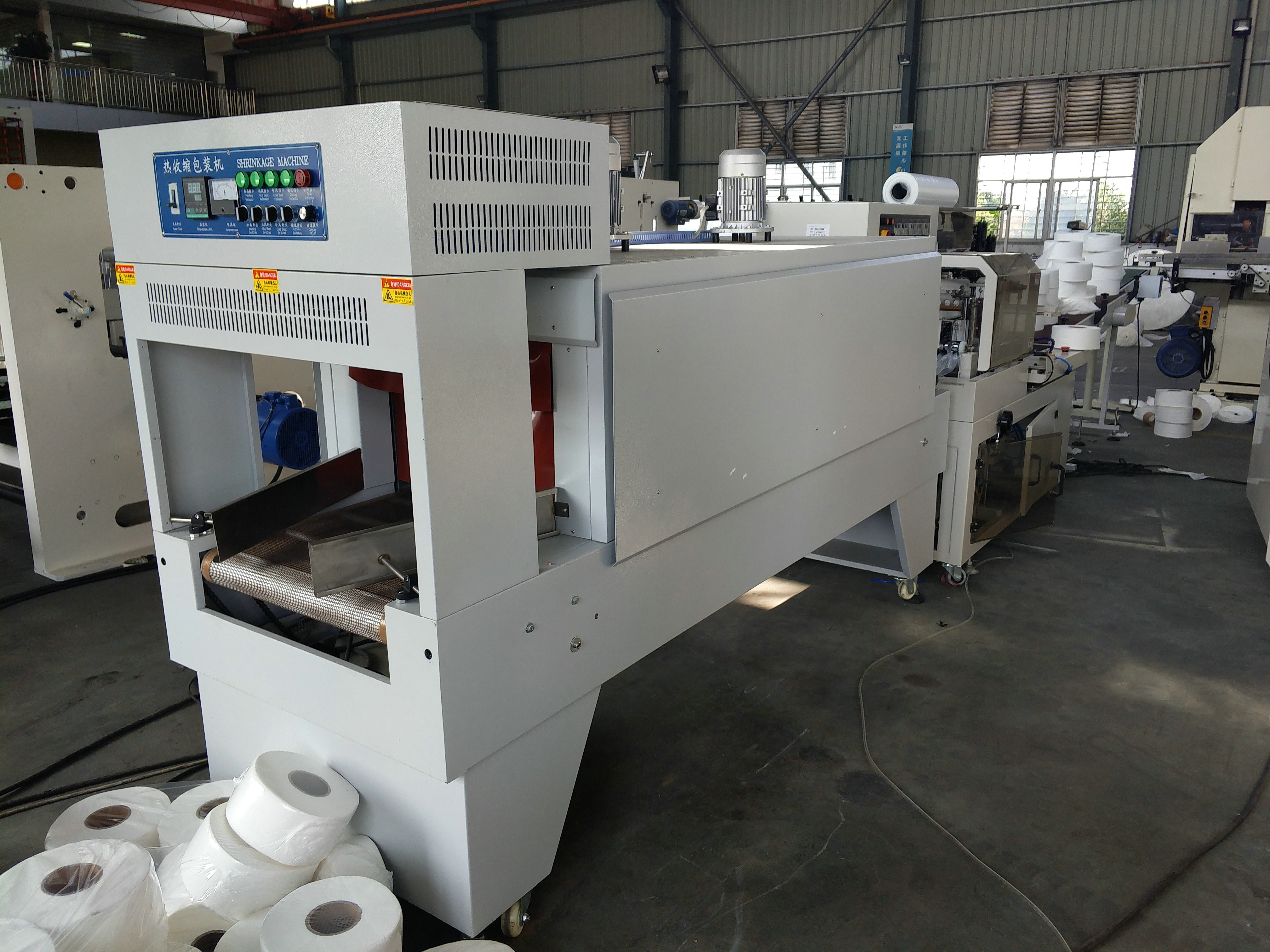 Maxi Roll Kitchen Towel Paper Heat Shrinking Packing Machine With Labeling