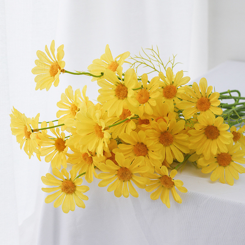Artificial Daisy Flowers Silk Chamomile Bouquet in Multiple Color for Living Room and Mall Display