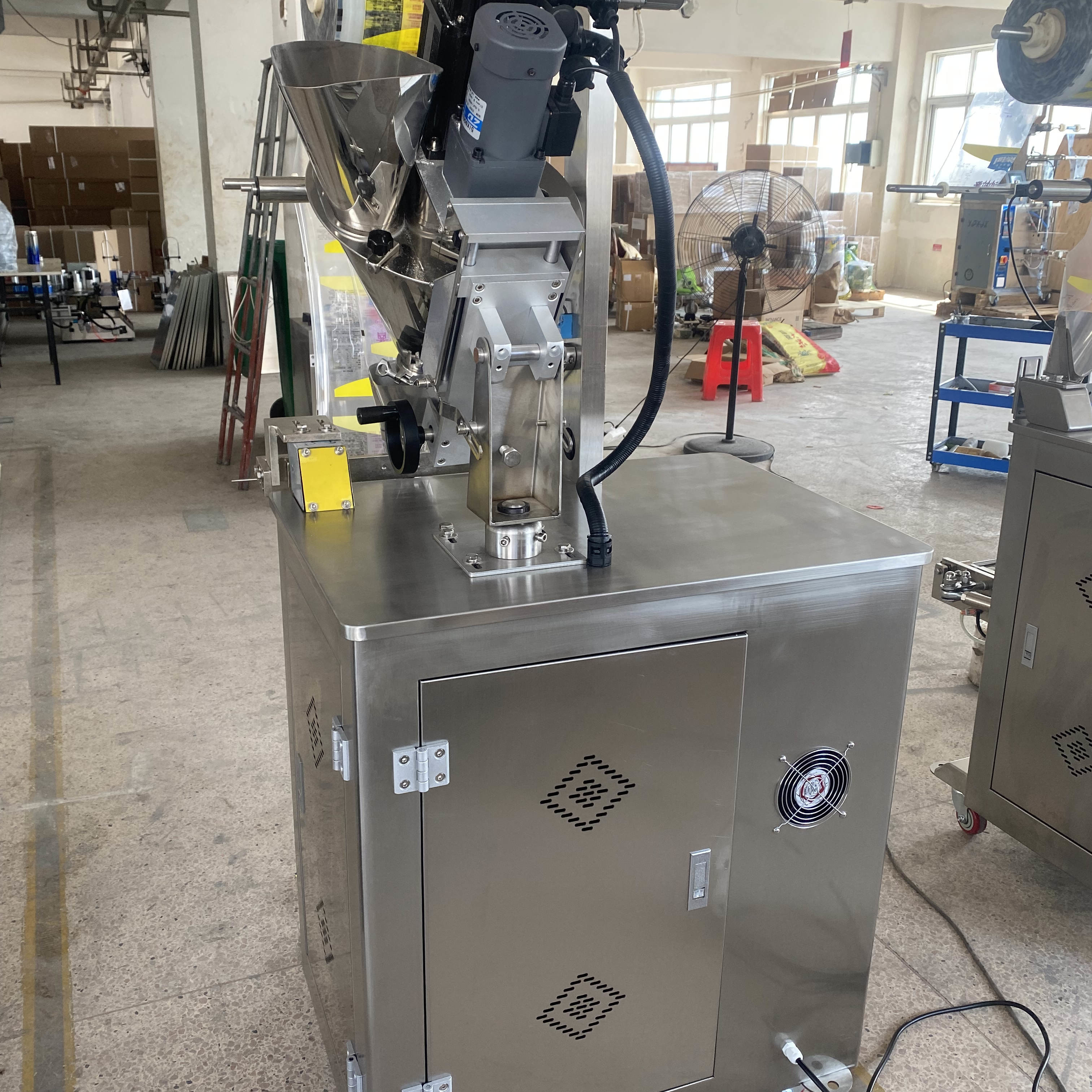 Low Price Vertical Three-Side Sealing Packaging Machine Food Coffee Particle Packaging Pachine