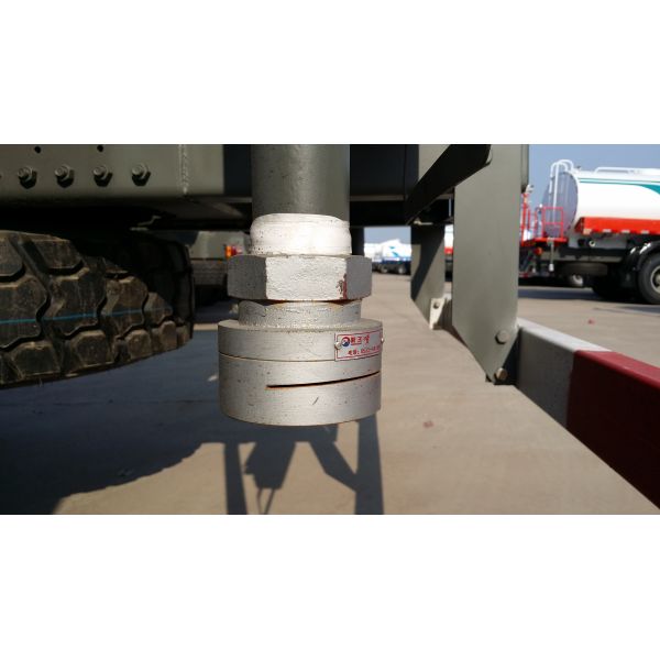 ZZ5257M3247N Green / Red / White Sinotruck Howo Water Tanker Trailer 25000L