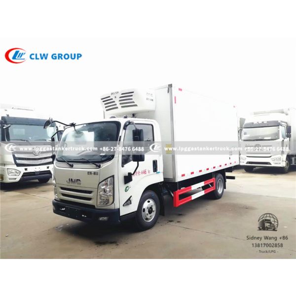 JMC 4X2 Small Refrigerated Van Truck For Drinks Delivery