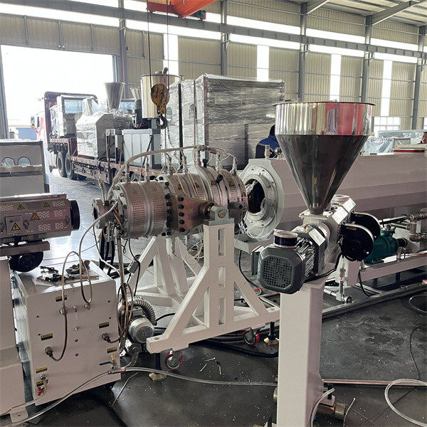 Plastic Water Drainage Supply Pipe Production Extrusion Line HDPE PE Pipe Making Machine 69kw