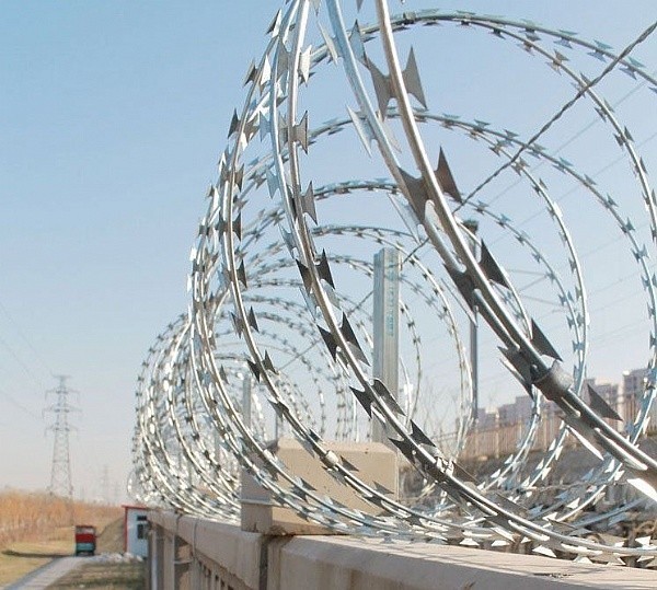 Electro Galvanized1.5mmx1.5mm Diamond Welded Razor Wire Mesh
