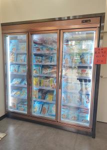 China Fan Cooling Supermarket Beverage Showcase With Glass Doors Air Cooled Remote Fridge wholesale