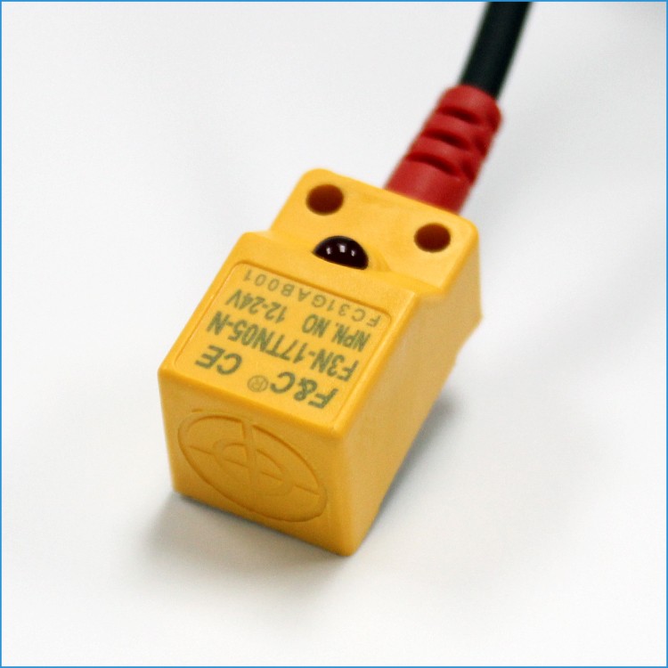 5mm horizontal sensing 12V DC NPN NC normally closed inductive proximity sensor.jpg