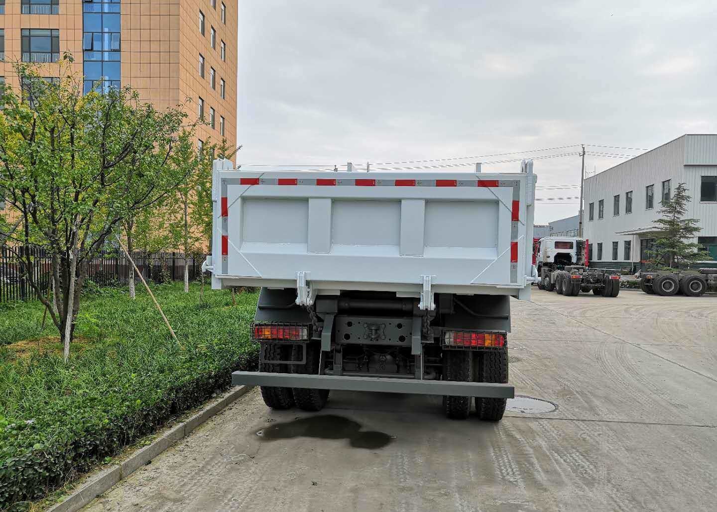Heavy Duty 8 X 4 Tipper Truck Q345 Material , Loading 50 Ton Dump Truck