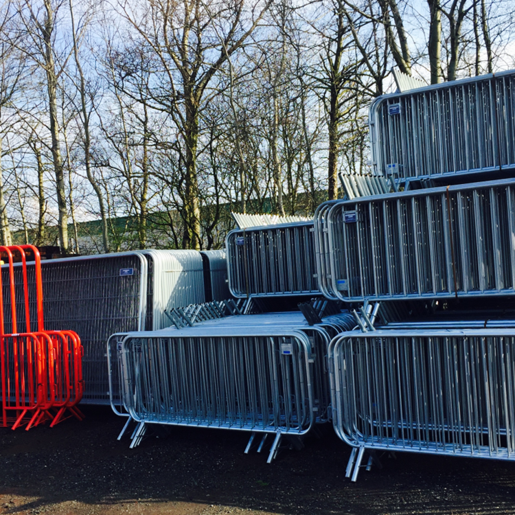 cross brace crowd control fencing