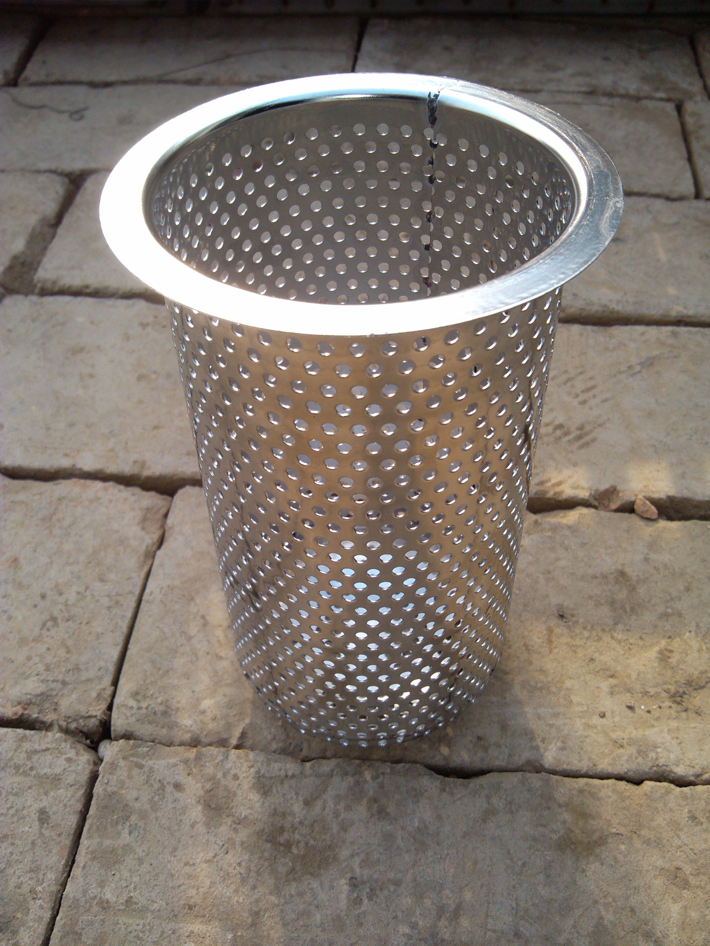 0.4mm Thickness Perforated Wire Mesh Metal Tube 200mm OD Mill Edge