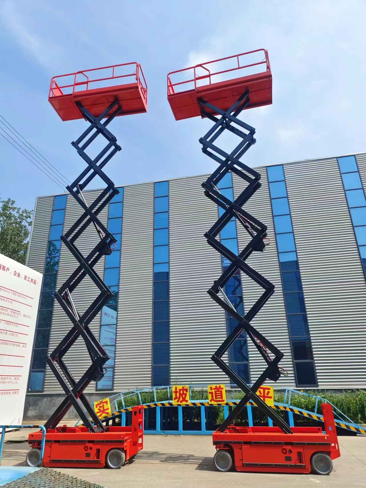 Rough Terrain Scissor Lift , Hydraulic / Electric Motor Lift Drive Mobile Scissor Lift Trolley