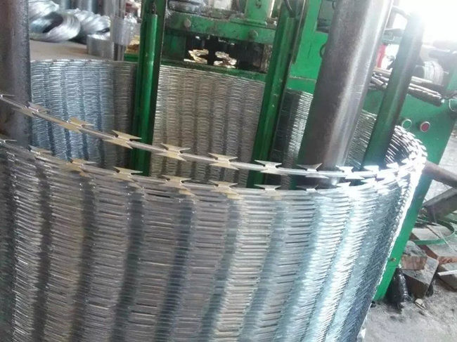 900mm 0.6mm Razor Barbed Wire 15m/Coil High Tensile Fence Prevent Corrosion