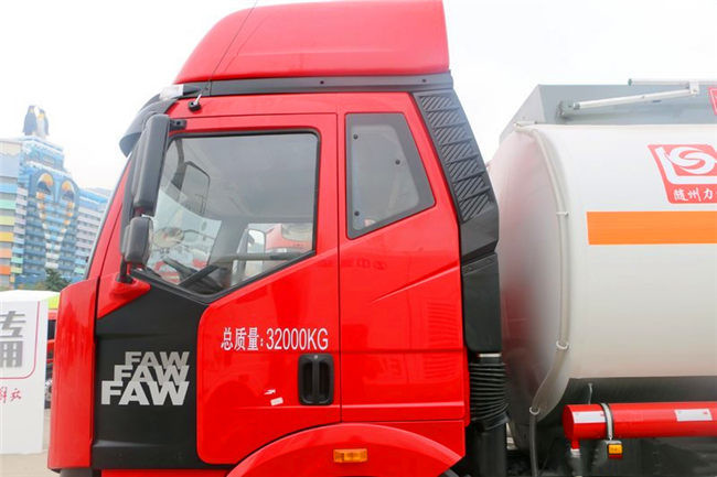 Large Capacity 8x4 FAW Diesel Fuel Storage Tank Truck Euro III Red Color