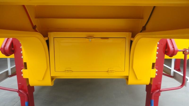 Gooseneck Lowboy Tri-axle Lowbed Platform Trailer transporting heavy equipment grab excavator