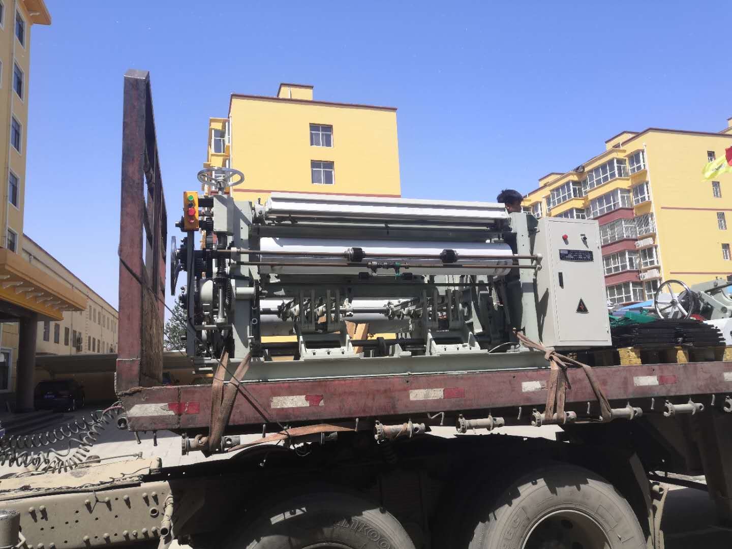 Stainless Steel Shuttleless Weaving Machine Wire Mesh Making Machine For Oil Filter