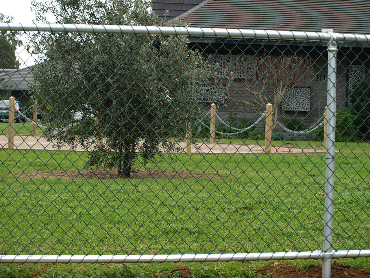 6 gauge ‐0.192” 4.88 mm chain wire diameter mesh 2.5"x2.5" within line post