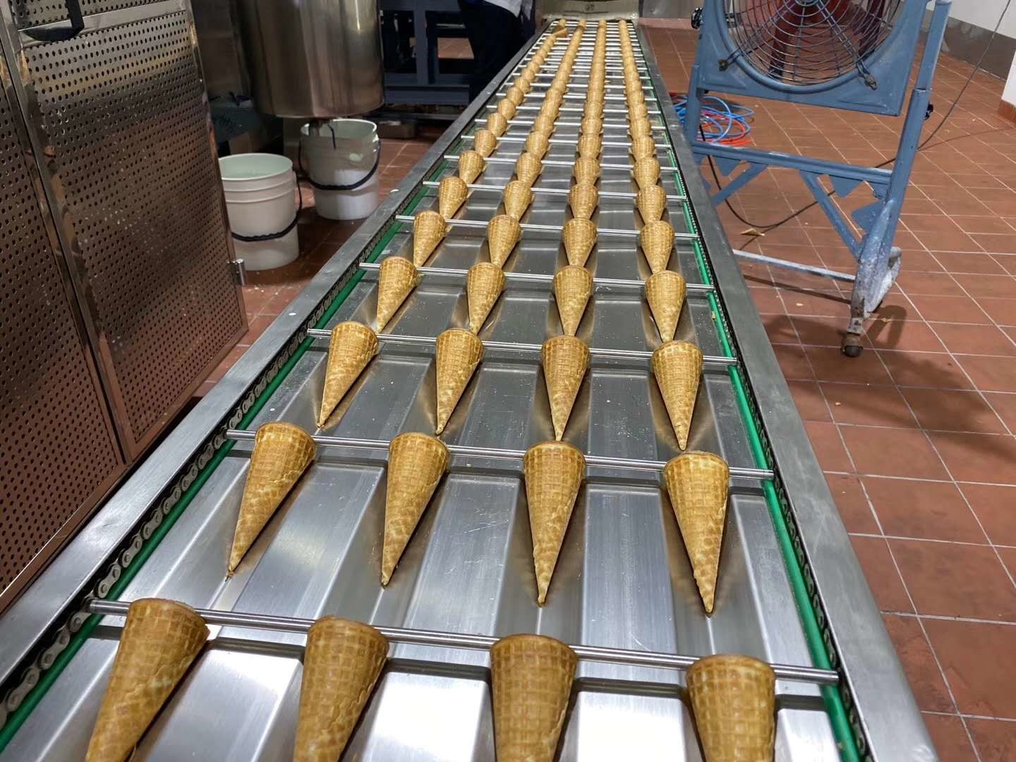 Multidimensional Waffle Ice Cream Cone Biscuit Making Machine / Rolled Sugar Cone Product Line