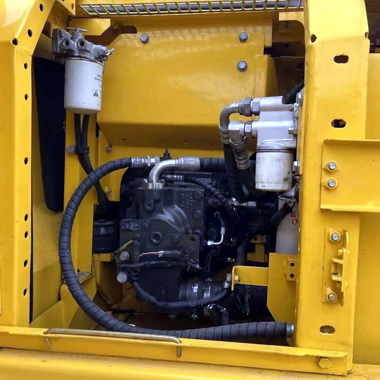 Active Small 13 Ton Used Excavator Komatsu PC 130 in Shanghai with Cummins Engine