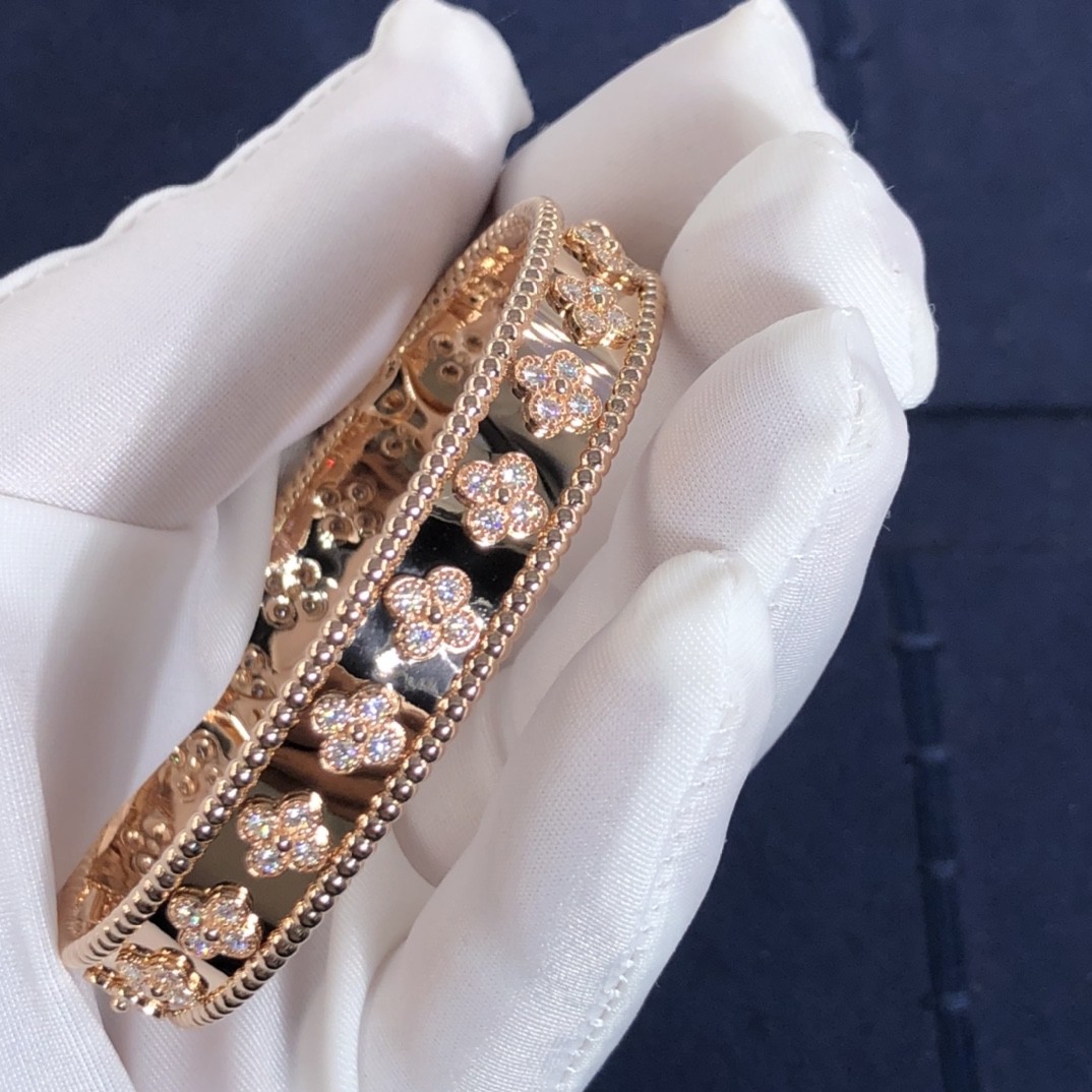 Customization Gorgeous 18k Gold Van Cleef & Arpels PerléE Clovers Bracelet Small Model
