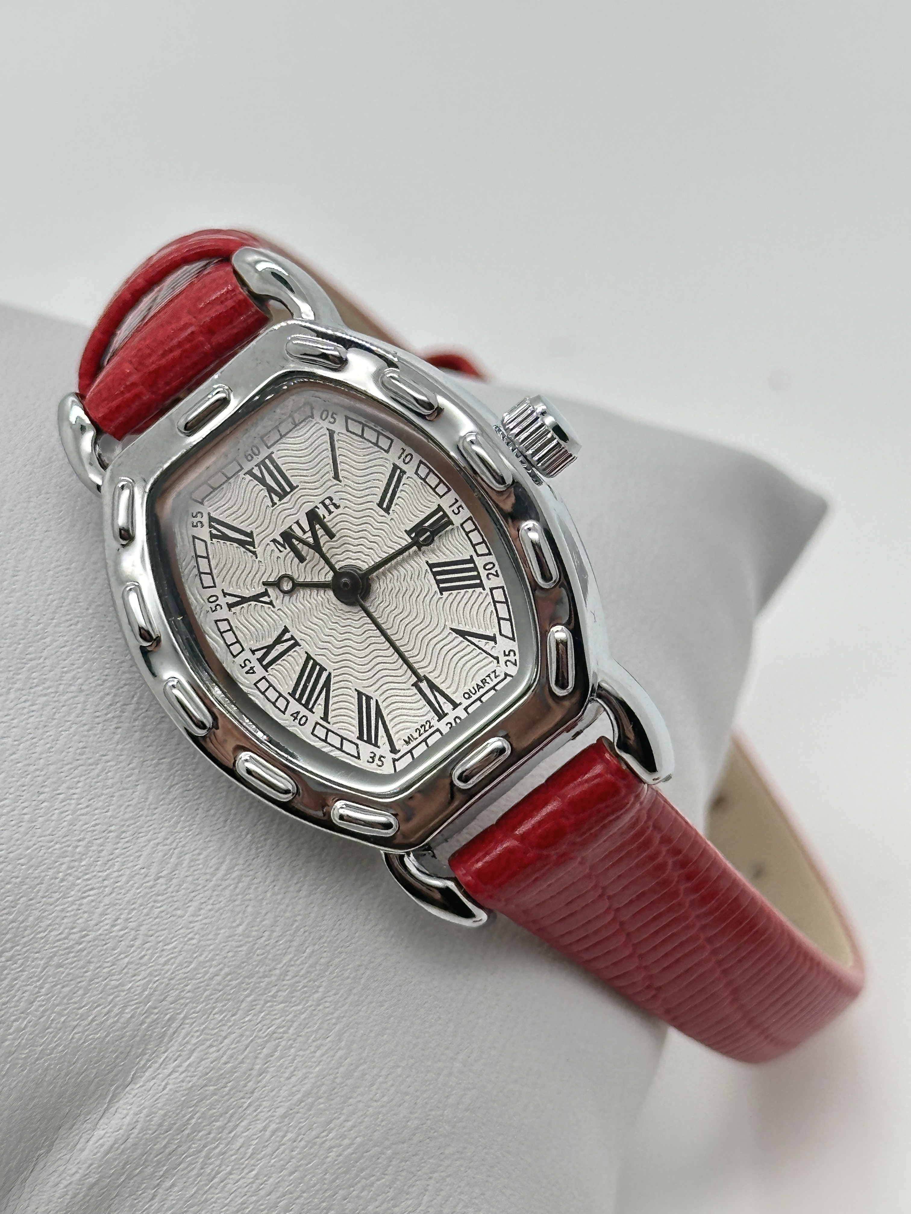 Fashion White Dial Ladies Quartz Wrist Watch With Leather Band And Luminous Hands