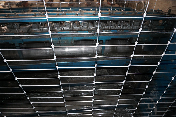 ECO FRIENDLY Wire Mesh Fence for Secure Pasture Enclosure Durable Woven Farm Fence Metal Type Iron