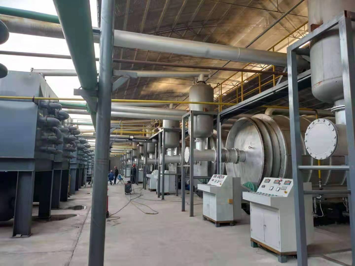Natural Gas Fuel Recycling Waste Tyre into Fuel Oil Pyrolysis Plant 2.6m*6.6m*18mm