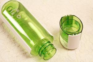 China tritan water bottle with integrated handle wholesale