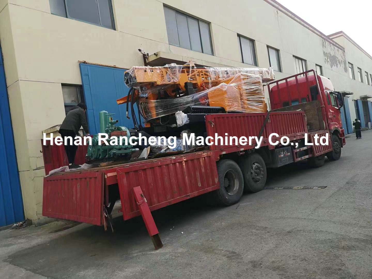 132KW Hydraulic Crawler RC Drilling Rig 300m Drill Depth 2km/h Walk Speed