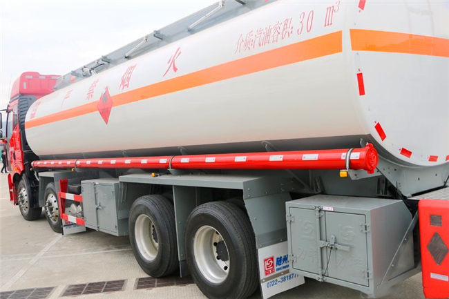 Large Capacity 8x4 FAW Diesel Fuel Storage Tank Truck Euro III Red Color