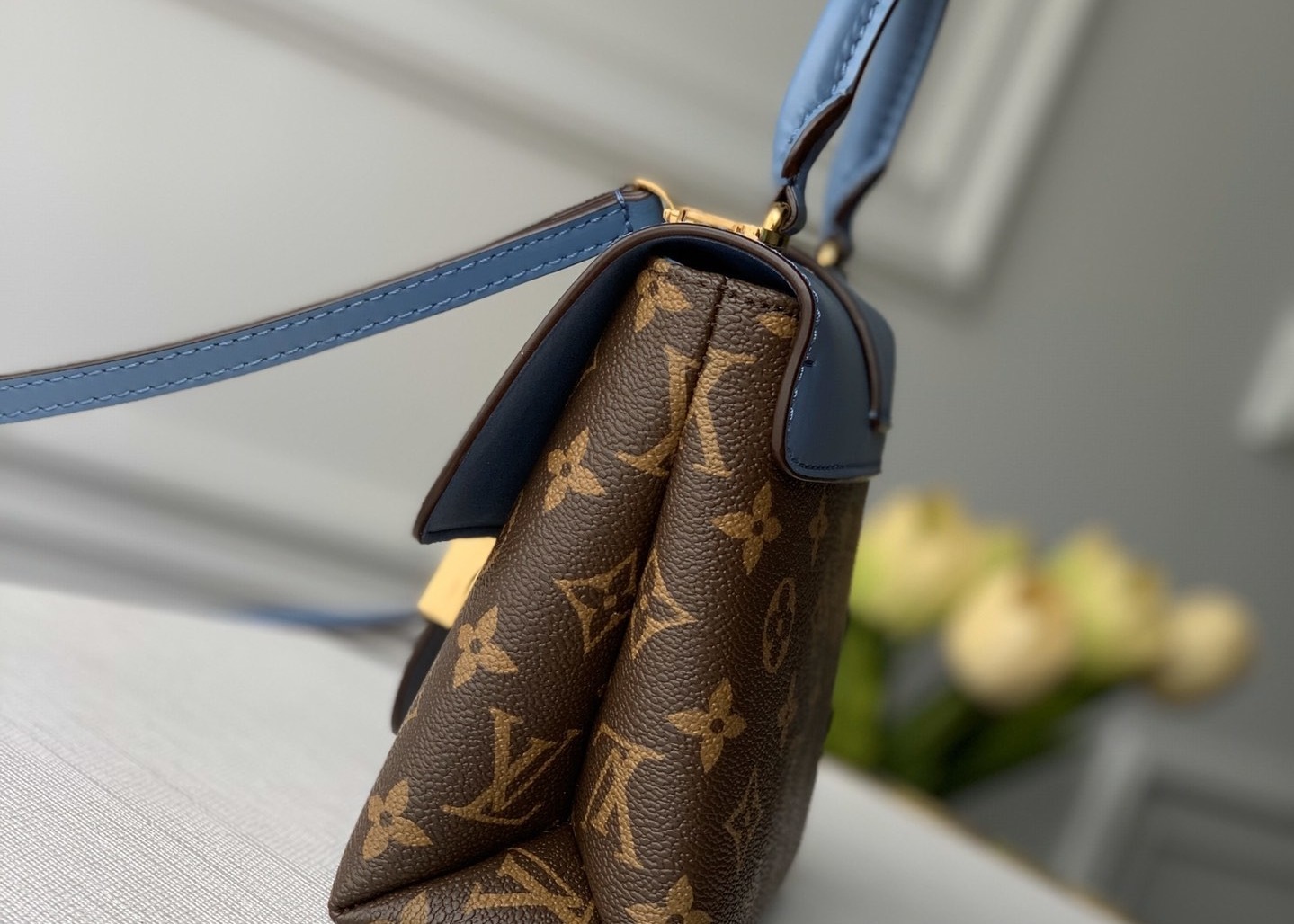 Women'S Black Handhold Luxury Bucket Bag With Lock Catch
