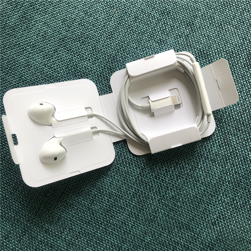 60g lightning Wired Earbuds Volume Control In Ear Stereo Earphones With Mic