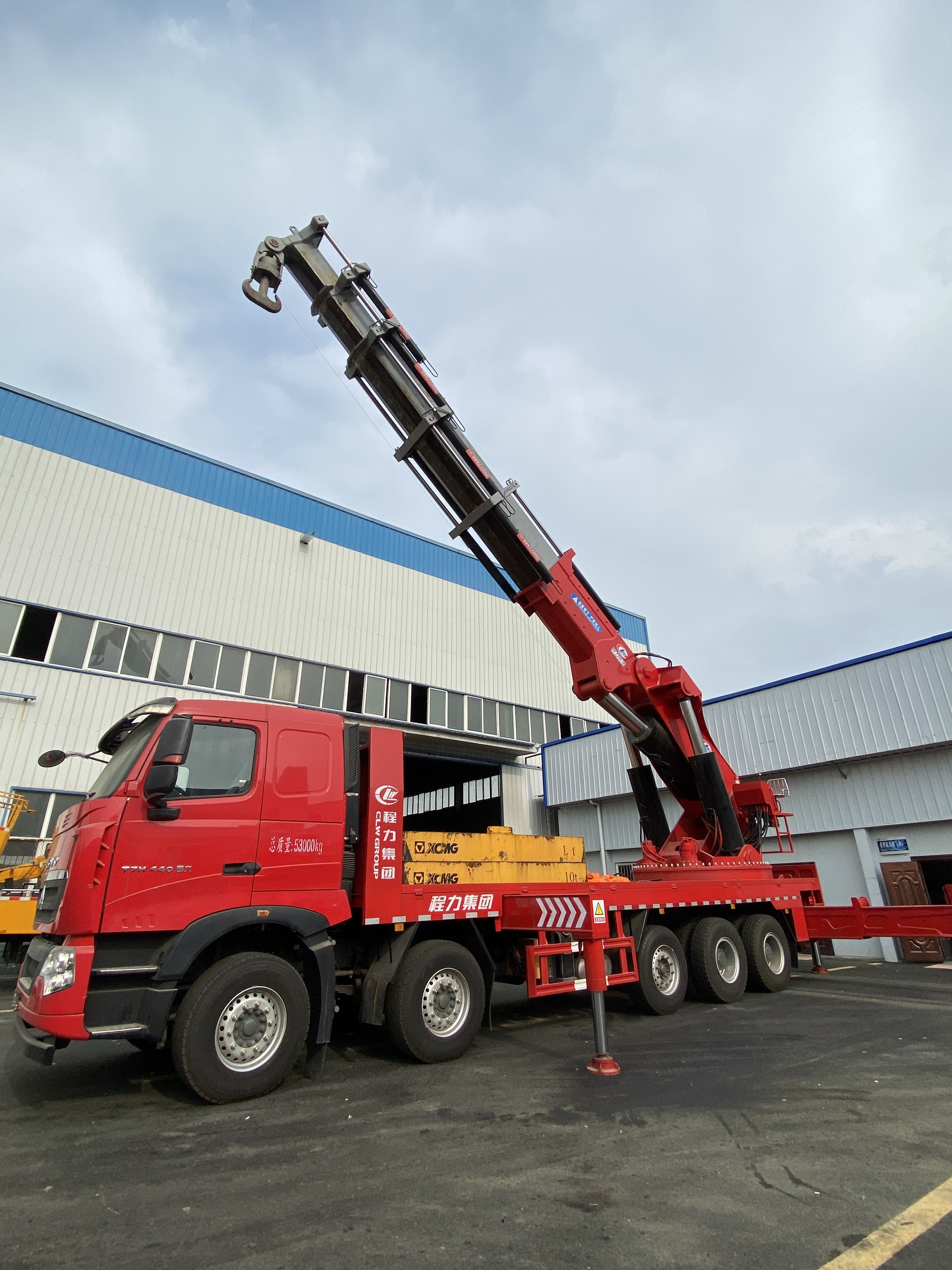 Dongfeng EuroⅤ 6Ton Chassis Telescopic Boom Crane Truck Mounted Remote Controlled