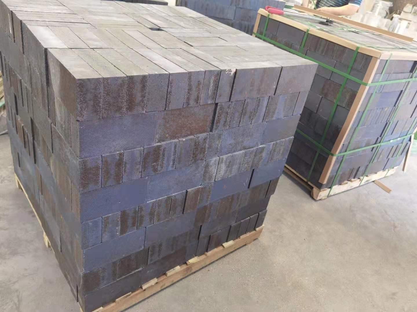 Interentional Standard CaO Content Clay Bonded Silicon Carbide Brick for Industrial Usage