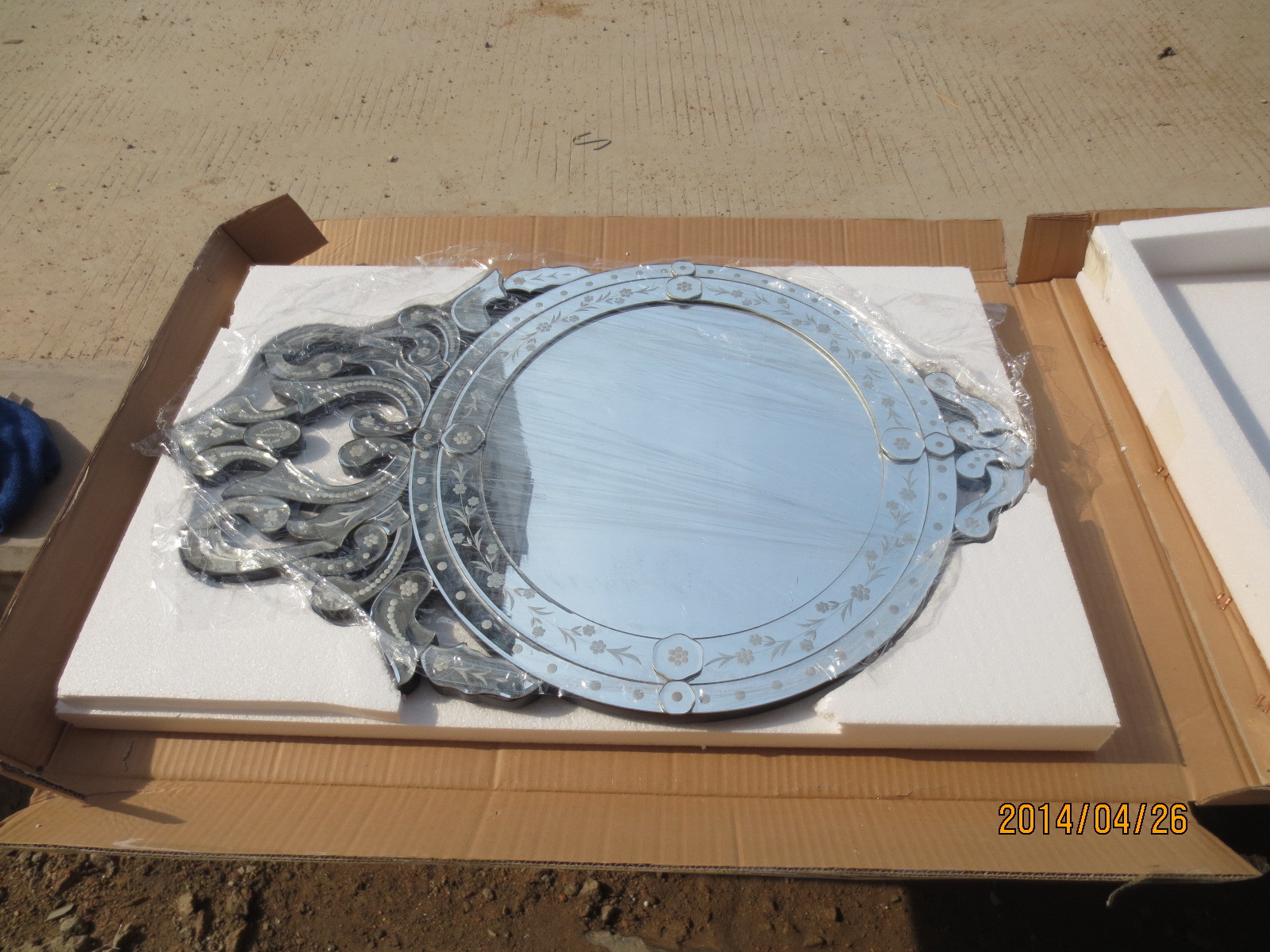 Crown Design Hanging Venetian Wall Mirror 55 * 83cm Size Custom Shape / Color