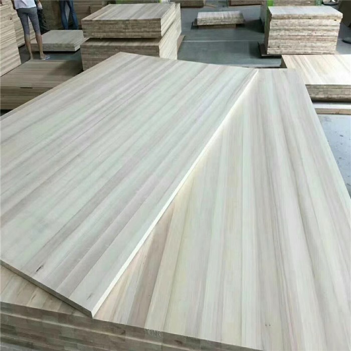 280-300kgs/Cbm Density Poplar Timber Wood For Woodworking Projects