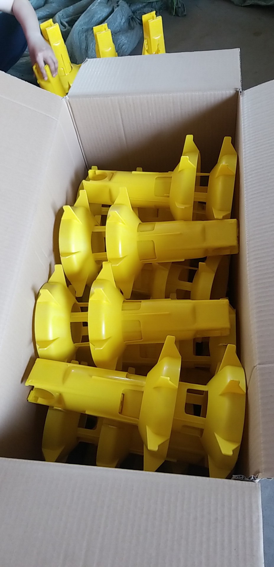 Broiler Chicken Layers Auto Feeding System Plastic Feed Pans
