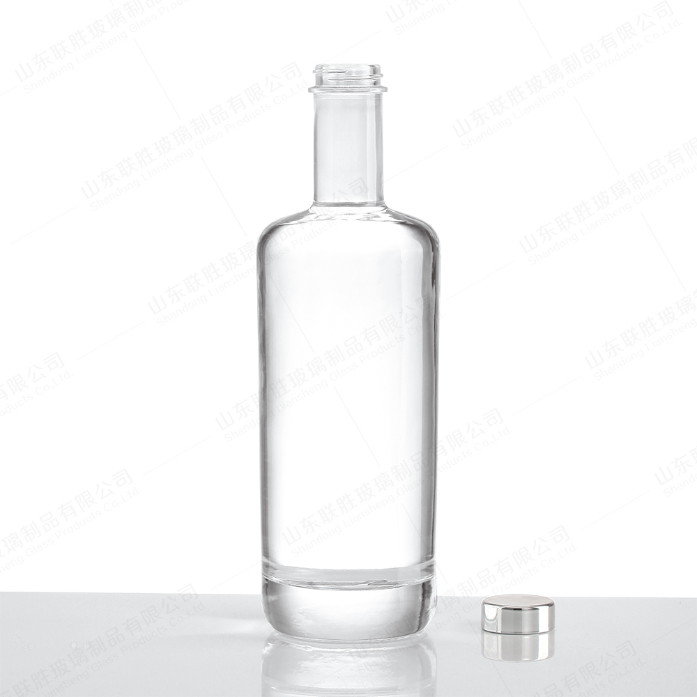700ml Classic Thick Bottom Vodka Gin Glass Bottle with Screw Cap Clear Surface Handling