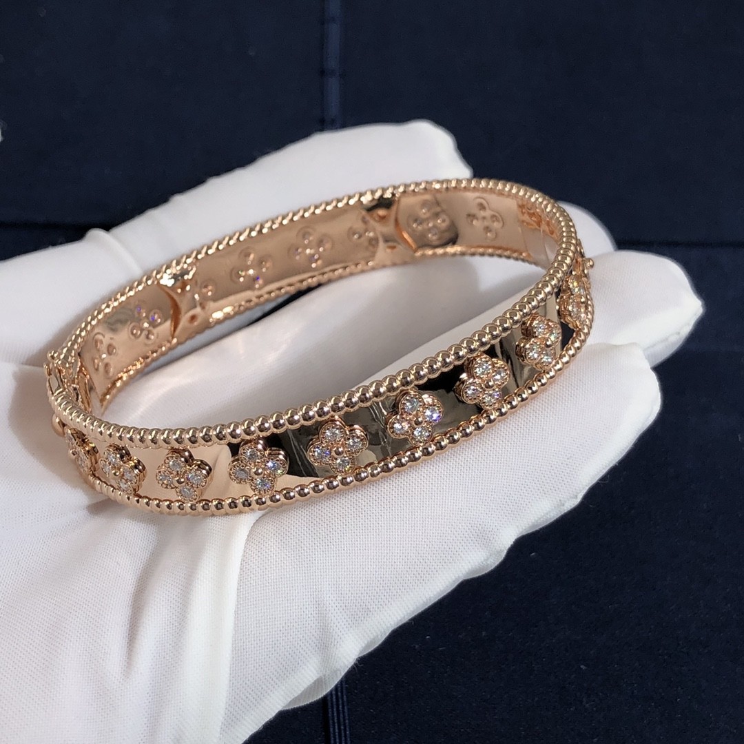 Customization Gorgeous 18k Gold Van Cleef & Arpels PerléE Clovers Bracelet Small Model