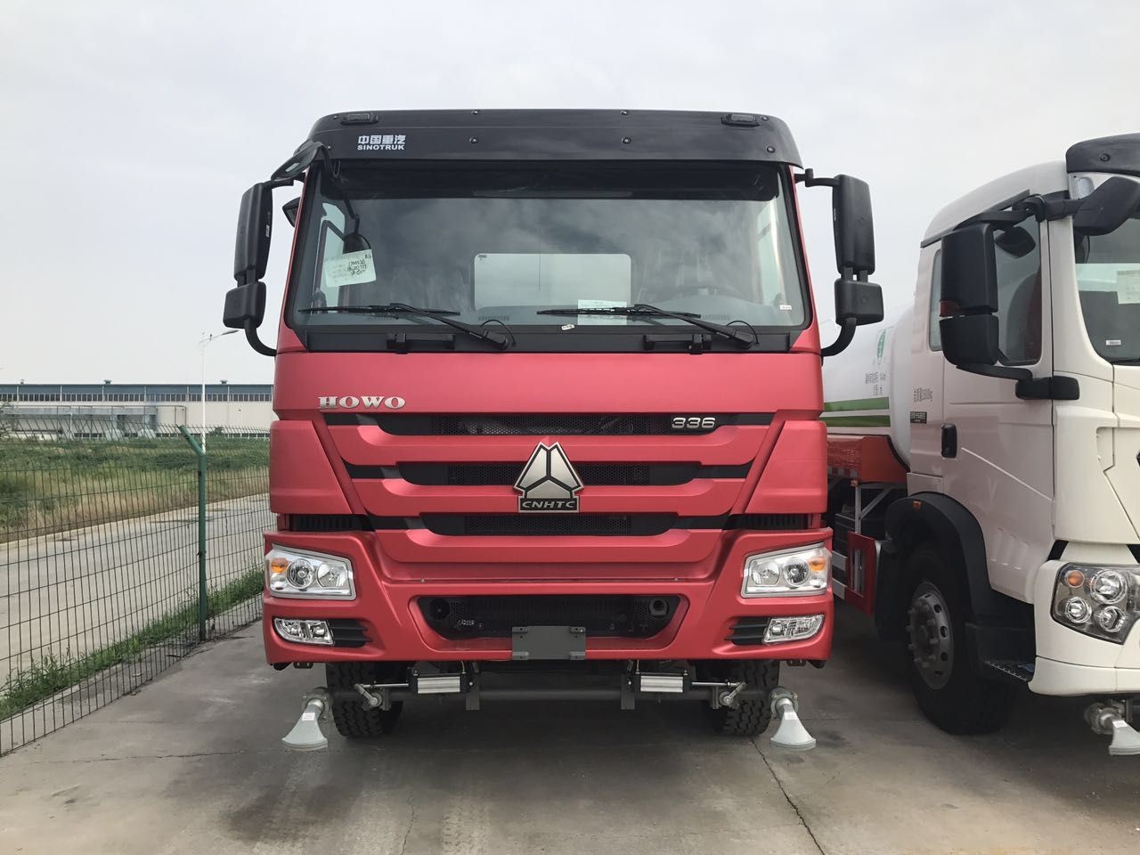 HOWO Sprayer Water Tank Truck 25m3 Capacity HW19710 Transmission