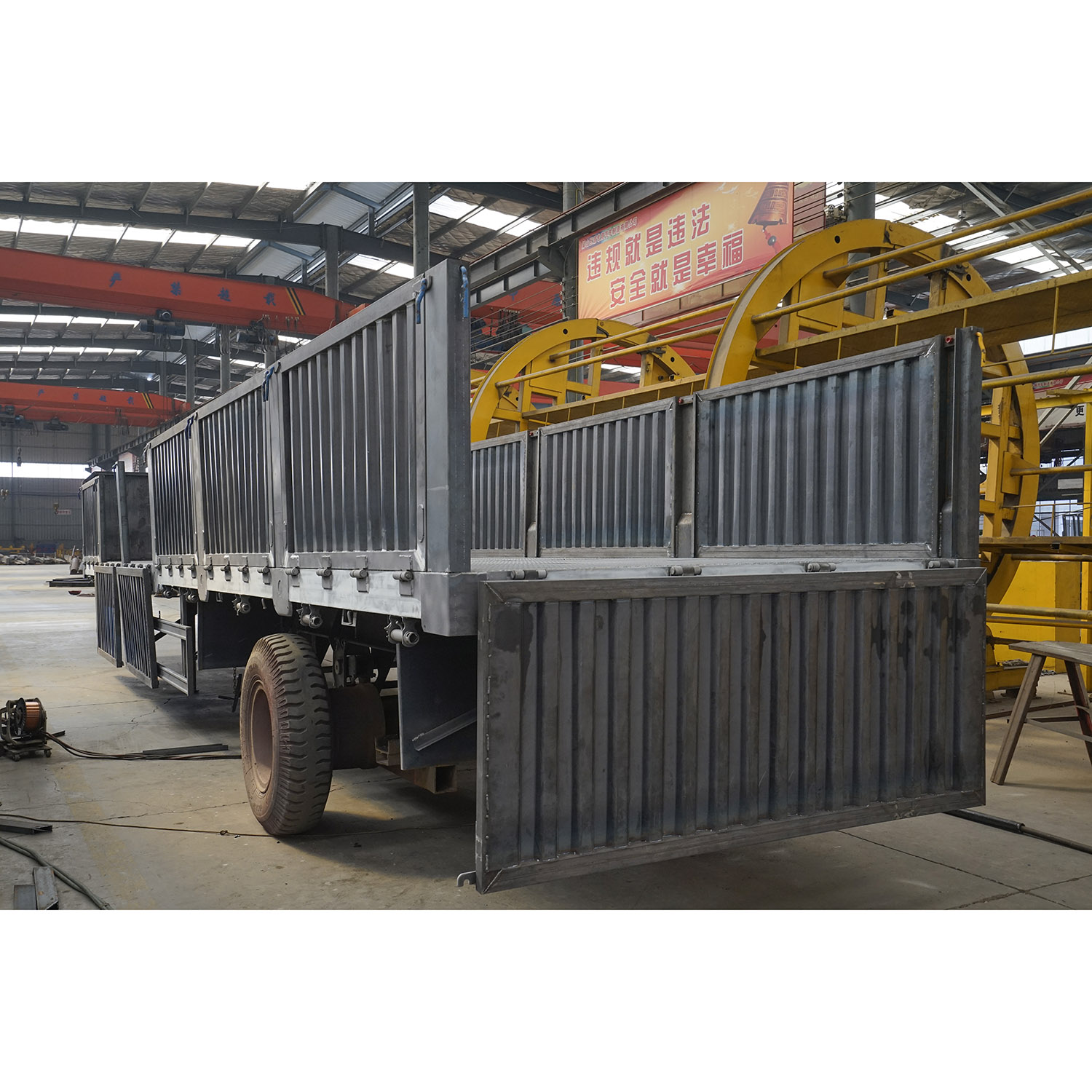 3 * 13ton Capacity Side Wall Flatbed Truck Semi Trailer 40T 3 Axles Cargo Transporting
