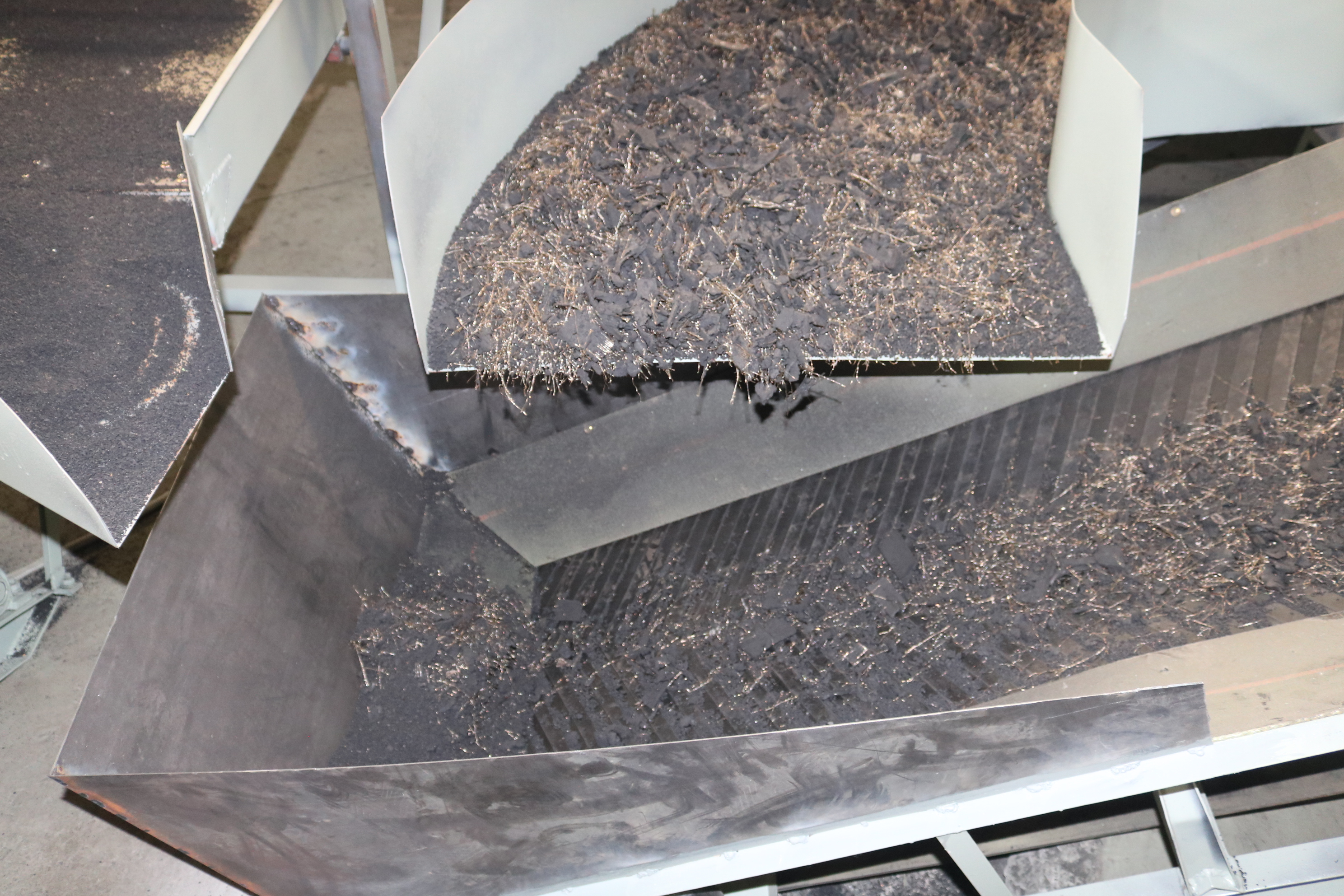 21000 KG Tyre Shredder Crushes Tyres into Rubber Pieces for Rubber Powder Production
