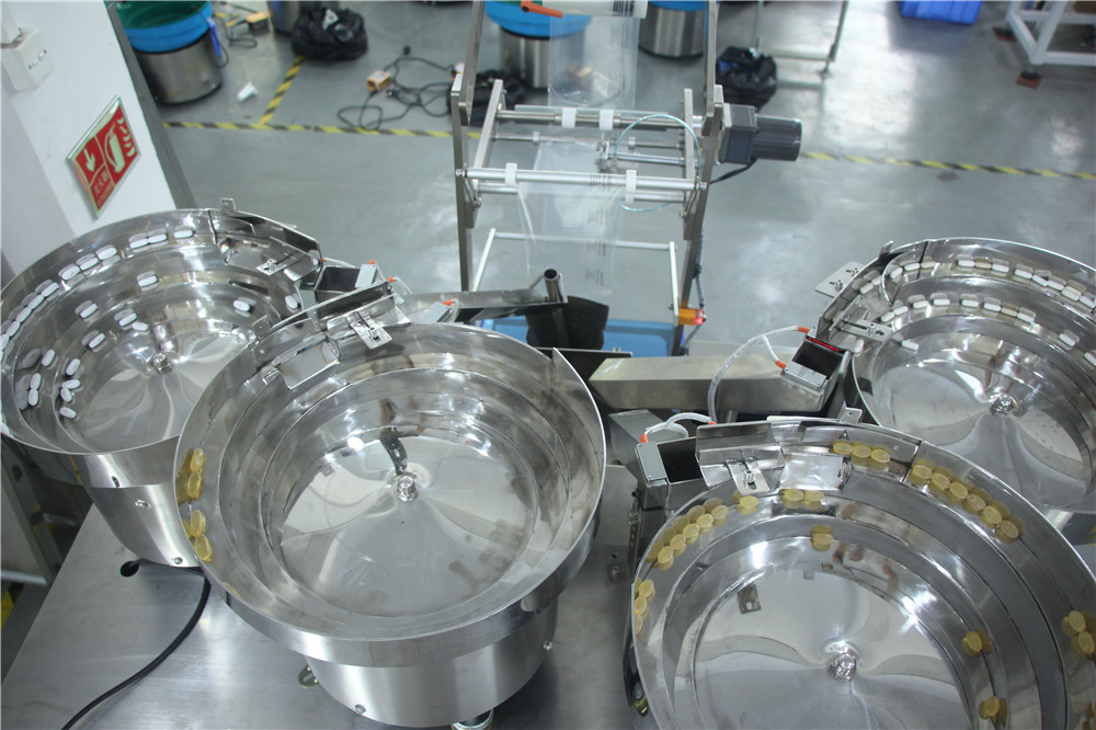Hardware Parts Vibrator Feeder Self-Drilling Screws Pouches Counting Weighing Filling Packing Machine Furniture Fittings